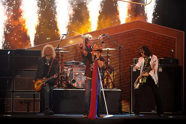 Poison performs at the Tonys; Bret Michaels before the mishap.